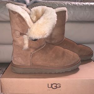 UGG Bailey Button